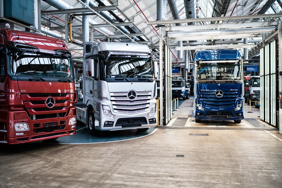 First new Actros rolls off the production line at the Mercedes-Benz Wörth plant