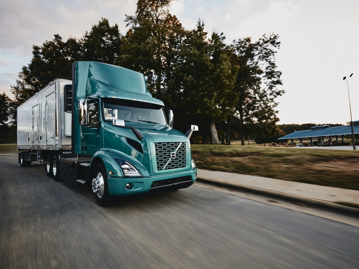 Volvo Trucks commercializes VNR Electric model