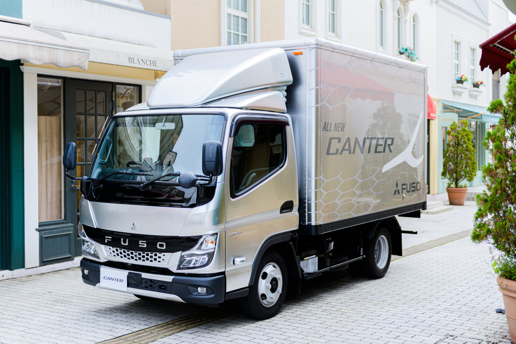 Mitsubishi Fuso premieres the new light-duty Canter truck in Japan