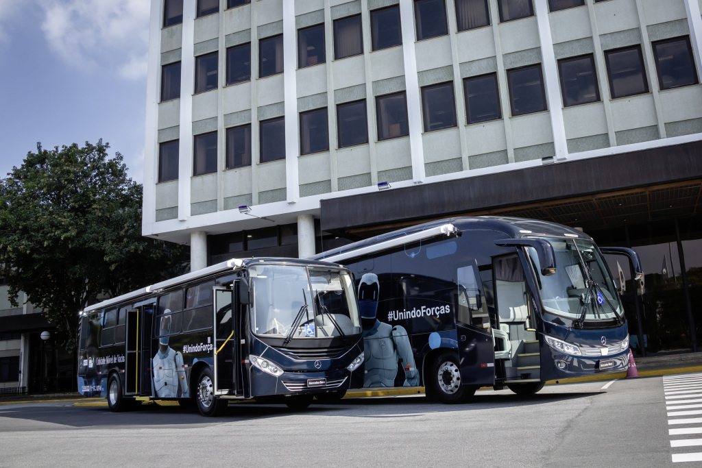 Mercedes-Benz donates two buses converted into mobile vaccination units for the Brazilian Red Cross