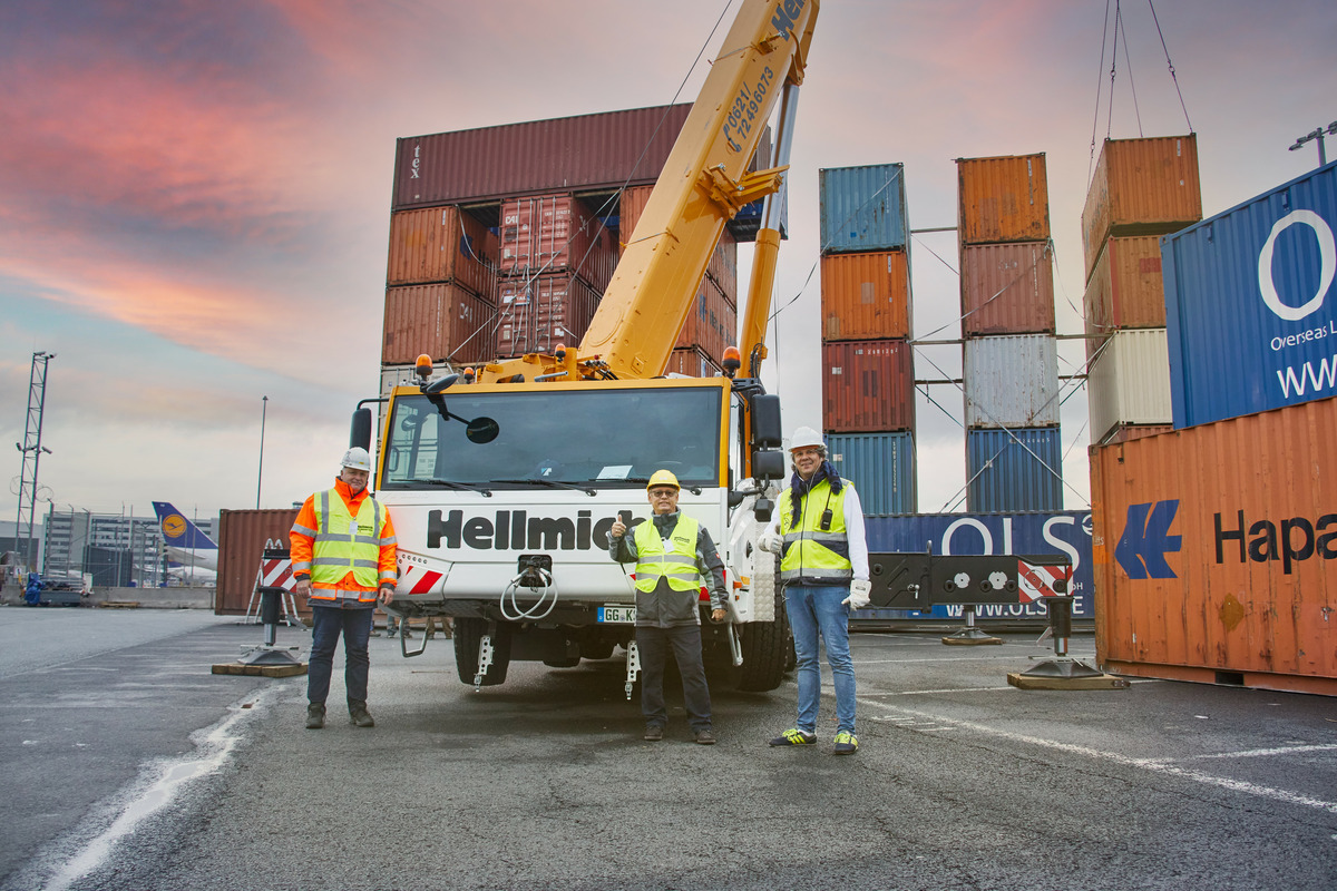 Pictures: Tadano ATF 200G-5 assembles artwork made of sea containers at Frankfurt Airport