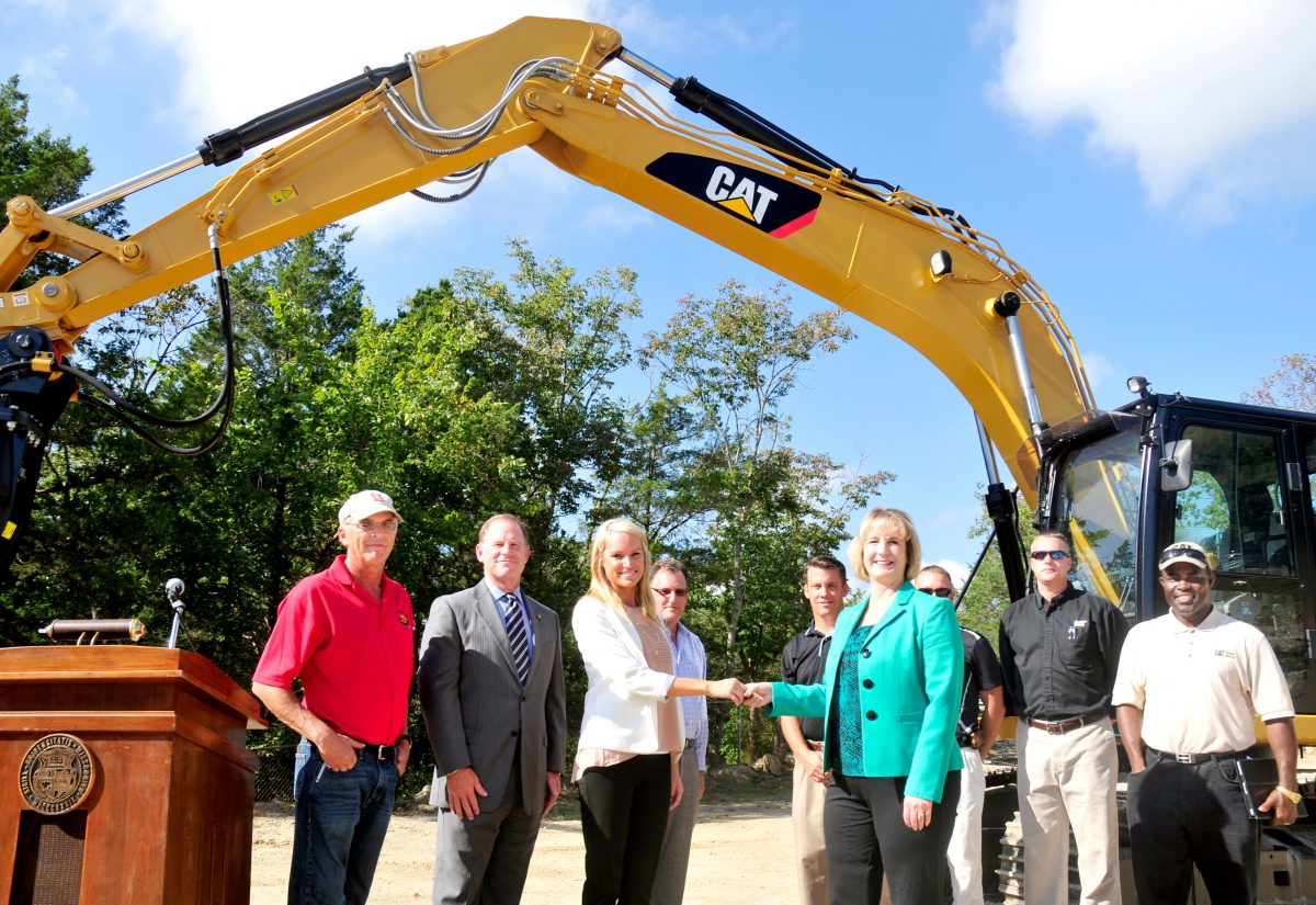 Caterpillar donates excavator to experimental mine