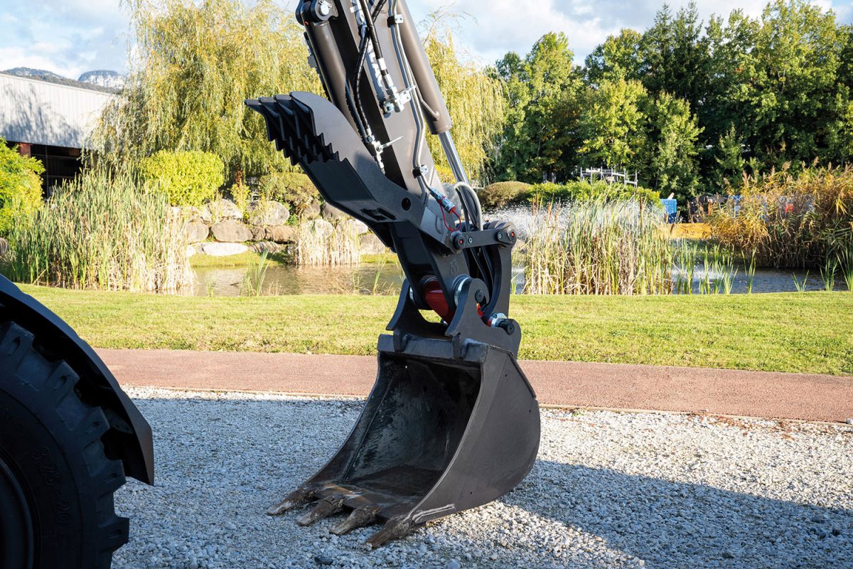 Mecalac launches hydraulic thumb for its 6MCR and 7MWR excavators