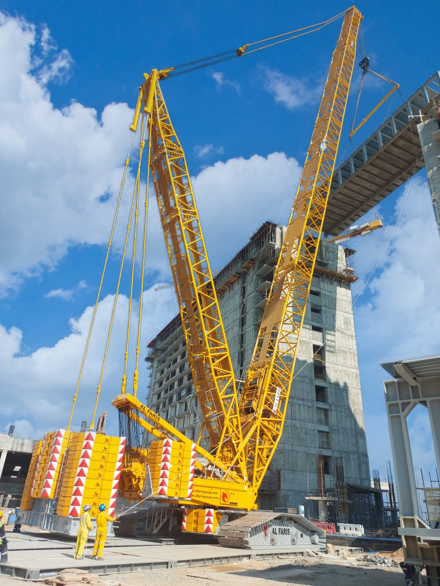 Pictures: Al Faris lifts 36m suspended bridge in Ras Al Khaimah using a Liebherr 600t crawler crane with SL2DB configuration and 96m main boom