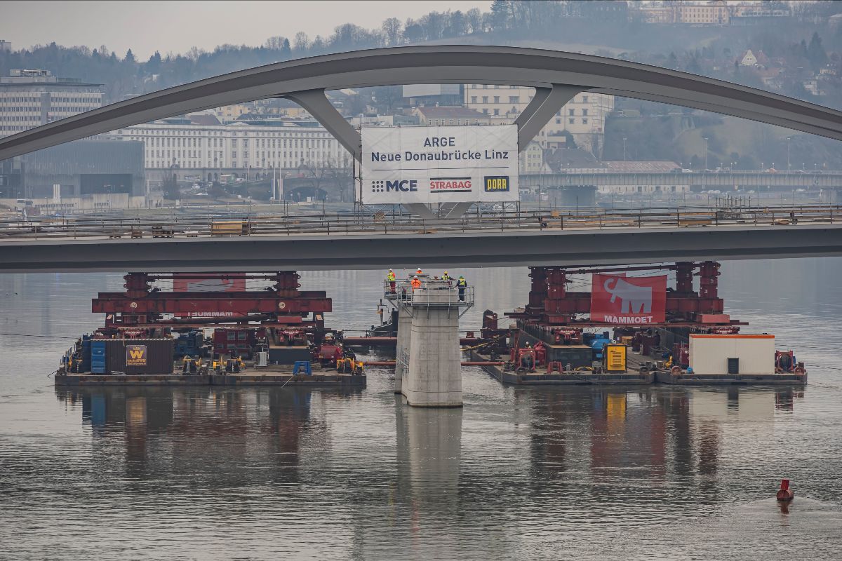 Mammoet moves and jacks up two 2,800t supporting structures for bridge construction in Austria