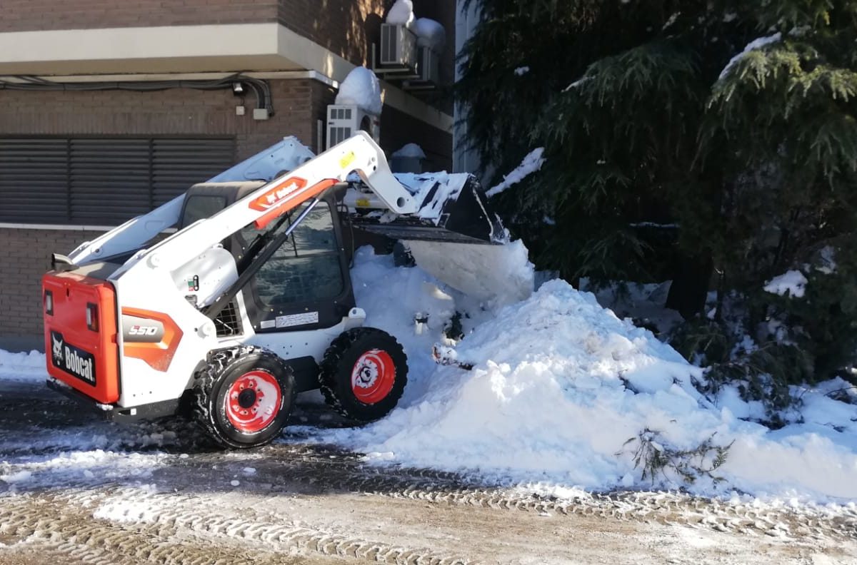 Pictures: Bobcat equipment remove snow in Madrid