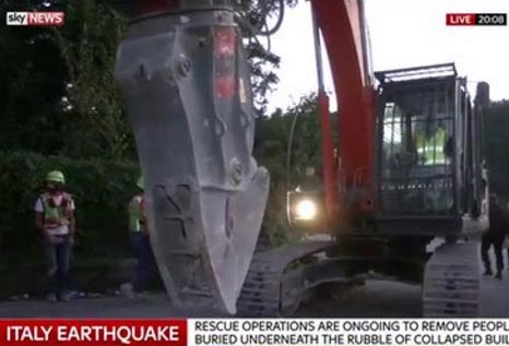 Diggers move in to assist Italy earthquake rescue