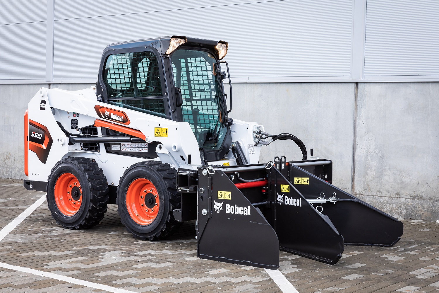 Bobcat launches soil and asphalt spreader attachment - PMV Middle East