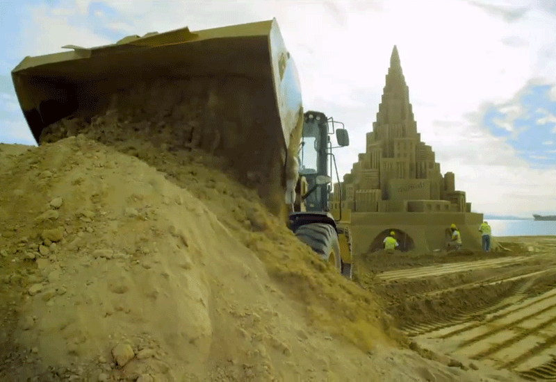 Cat machines build world's tallest sand castle