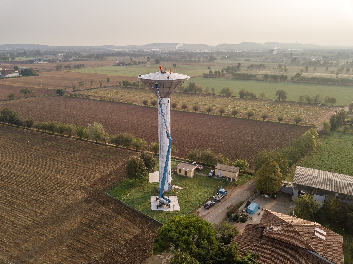 Genie ZX-135/70 boom lift helps maintain 40-metre-high water tower in Italy