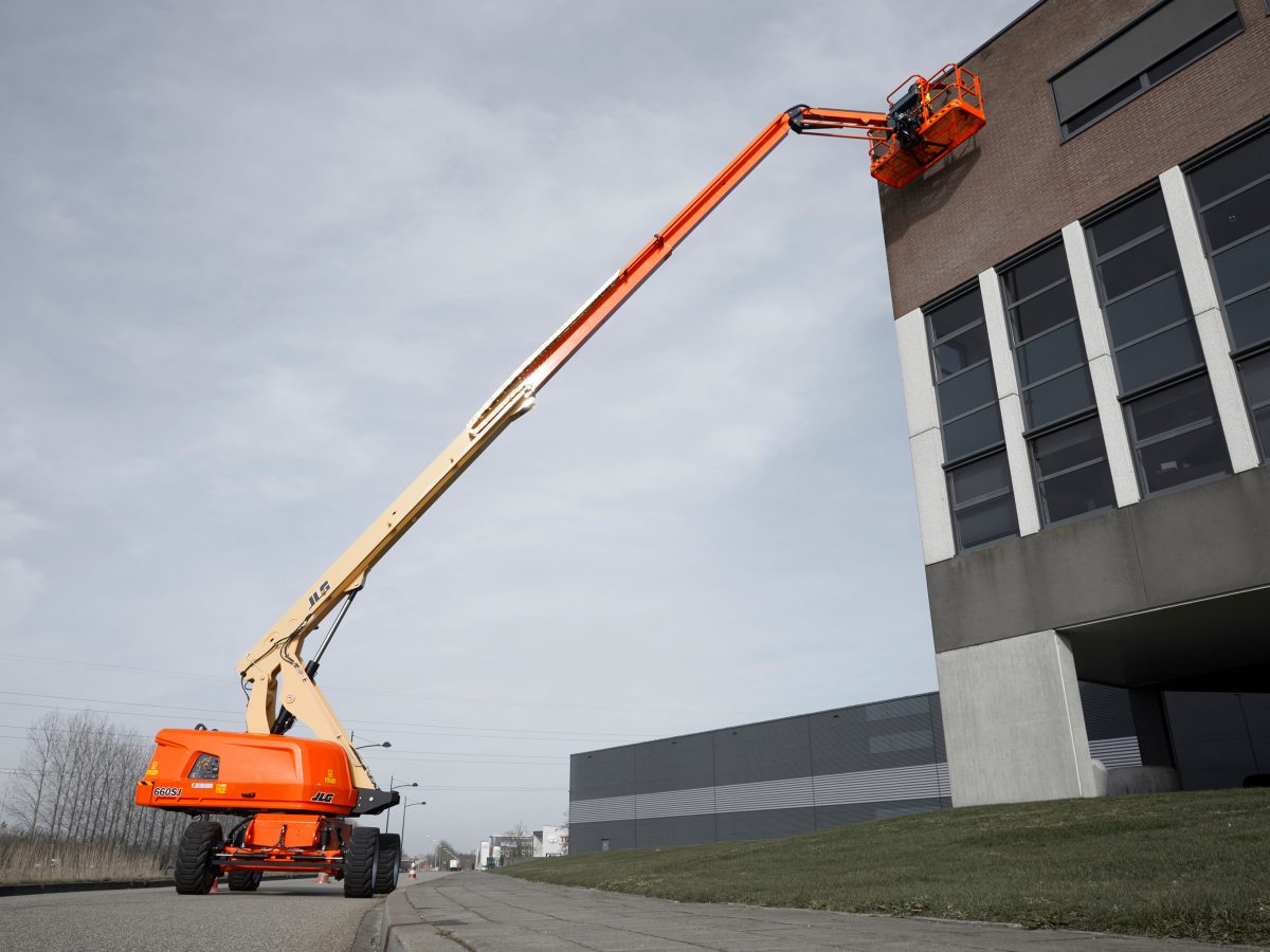 JLG redesigns 600 series telescopic boom lifts