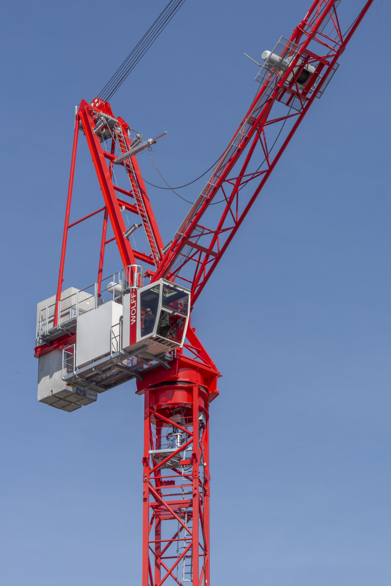 Pictures: The WOLFF 235 B luffing jib crane - PMV Middle East