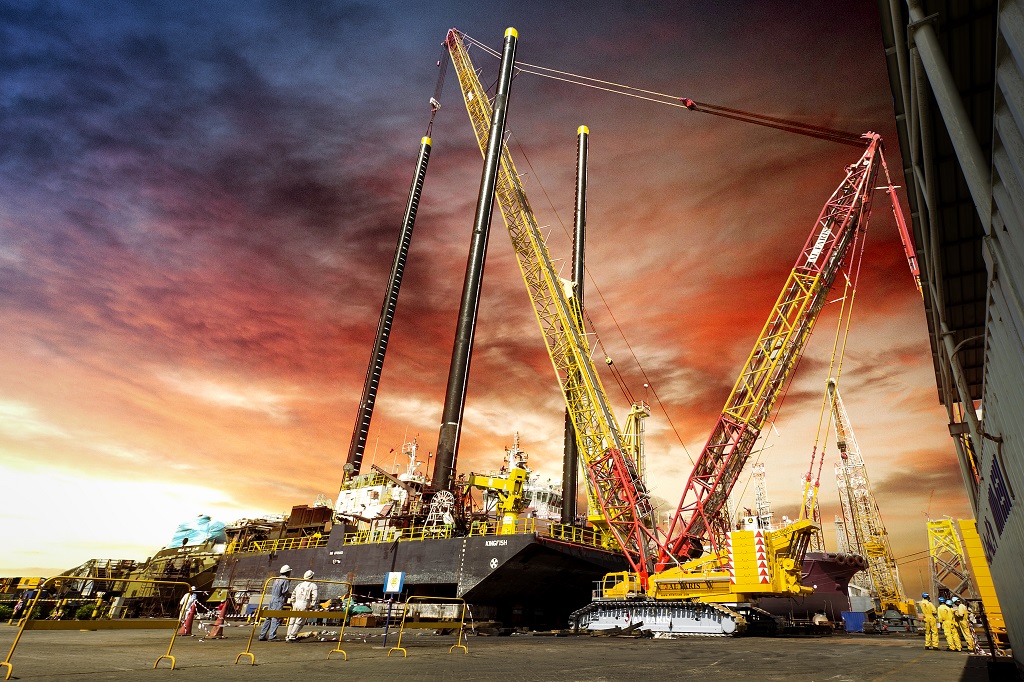 Al Faris employs Demag CC 3800-1 to lift three 130-tonne spud legs from barge at Hamriyah shipyard