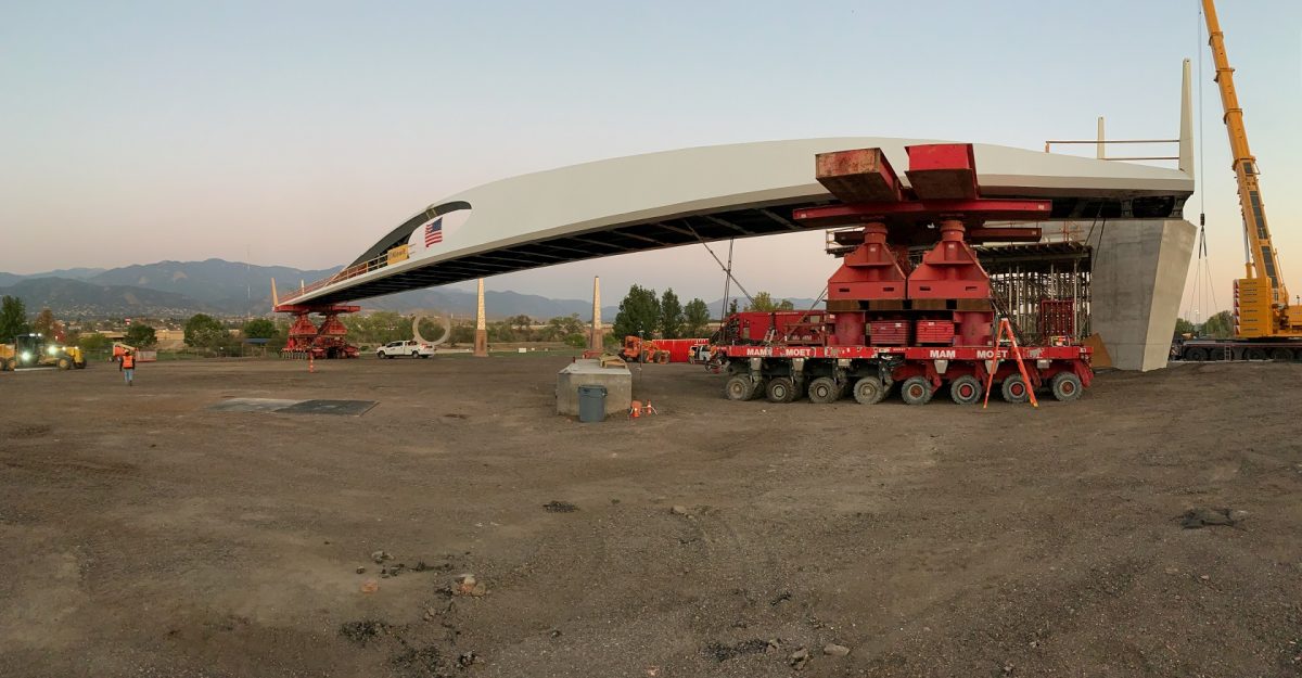 Mammoet swiftly sets pedestrian bridge in Colorado