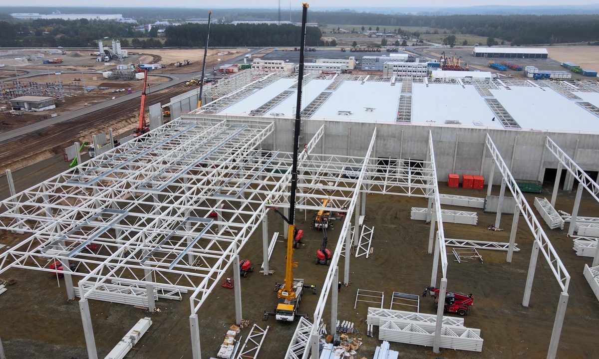 Pictures: Four Tadano all-terrain cranes help build Tesla’s Gigafactory near Berlin