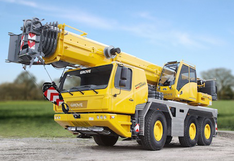 Grove GMK3060 mobile crane competes in drag race