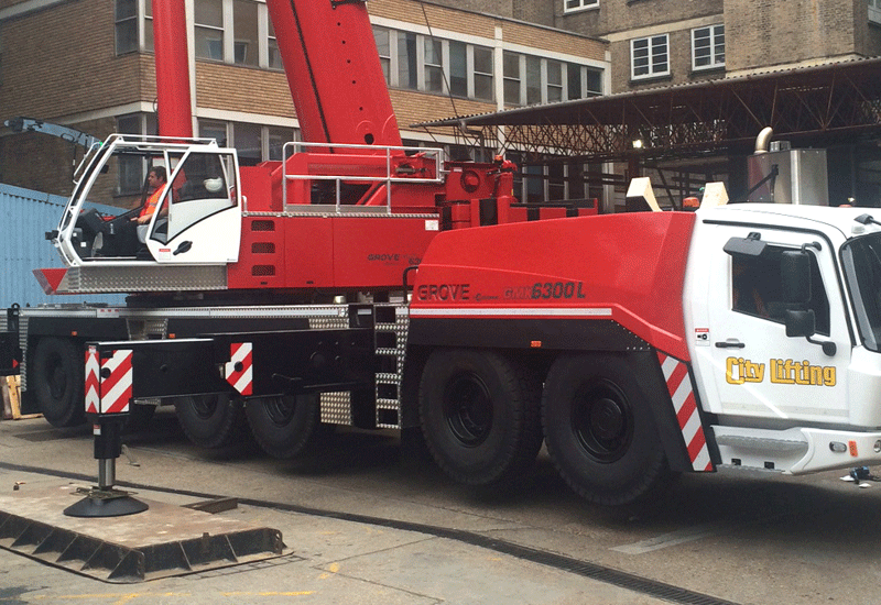 Tight squeeze for all-terrain Grove unit in London