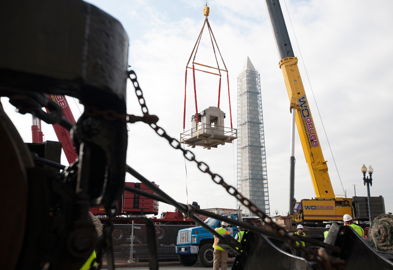 Grove cranes lift giant relics at the Smithsonian