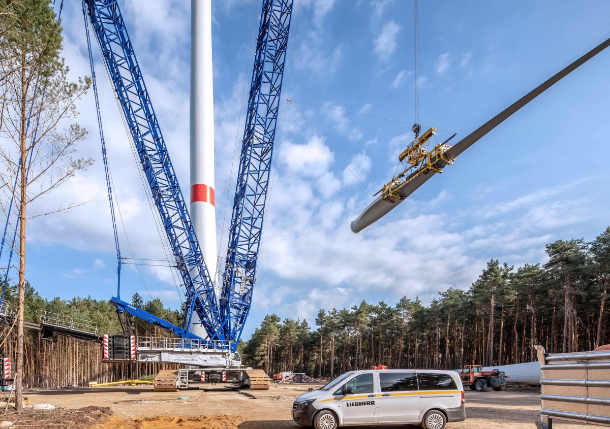 Liebherr develops single-line guiding system to stabilise rotor blades during wind turbine installation