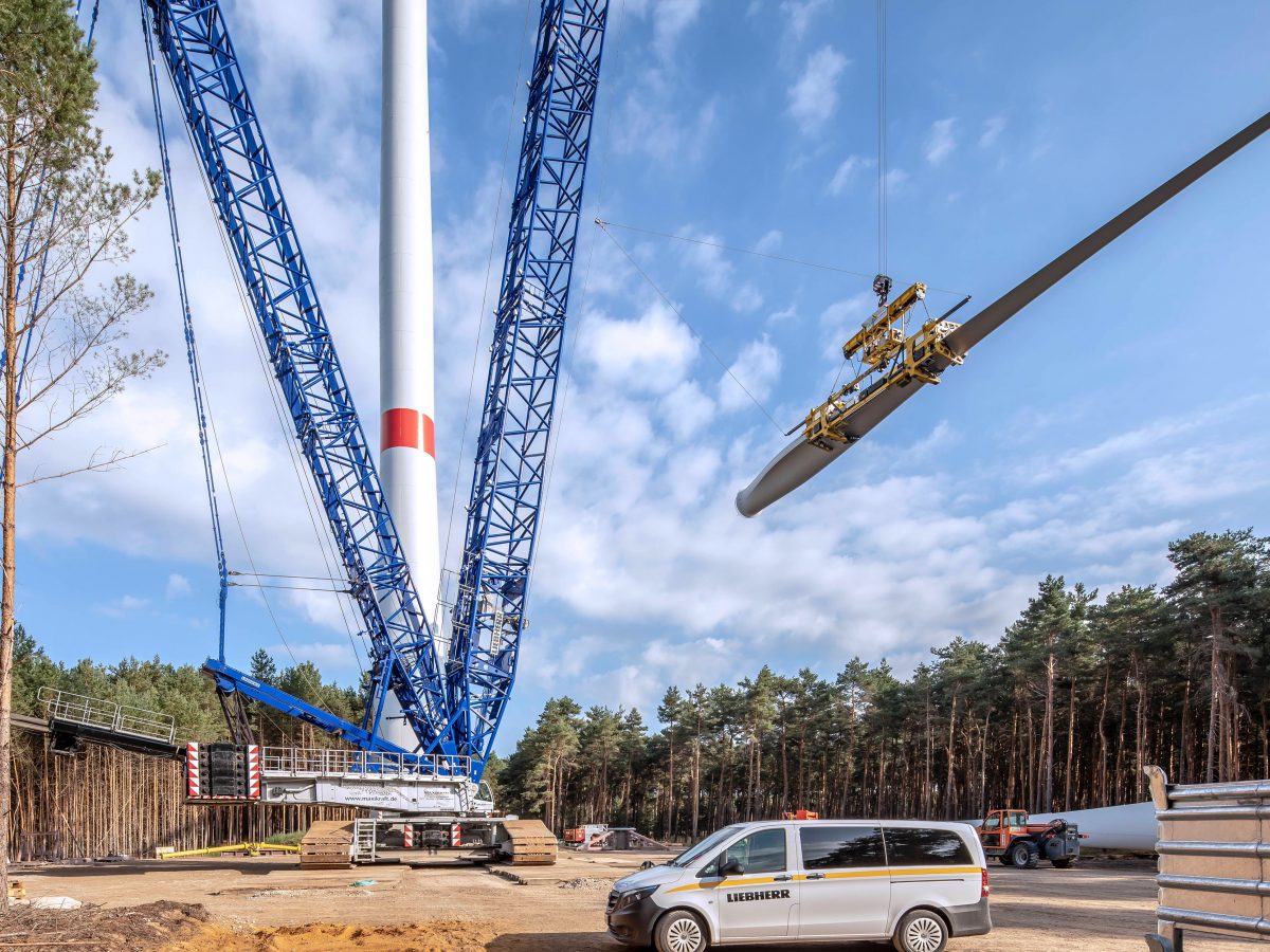 Liebherr develops single-line guiding system to stabilise rotor blades during wind turbine installation