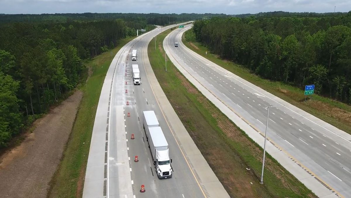 Volvo and FedEx demonstrate truck platooning in the US