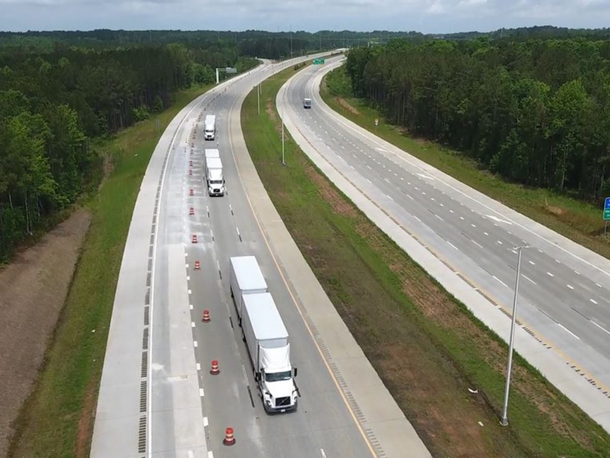 Volvo and FedEx demonstrate truck platooning in the US