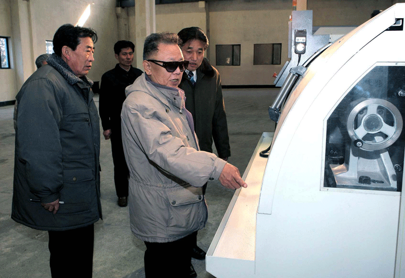 Kim Jong Il inspects model machinery plant