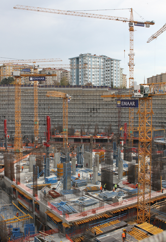 Liebherr tower cranes help on Emaar Square project