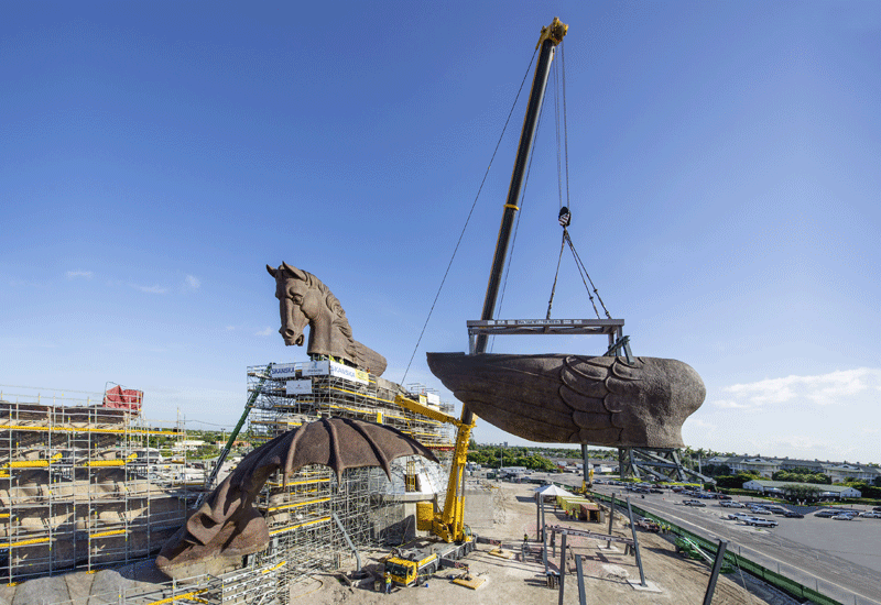 Liebherr crane erects world's largest bronze horse