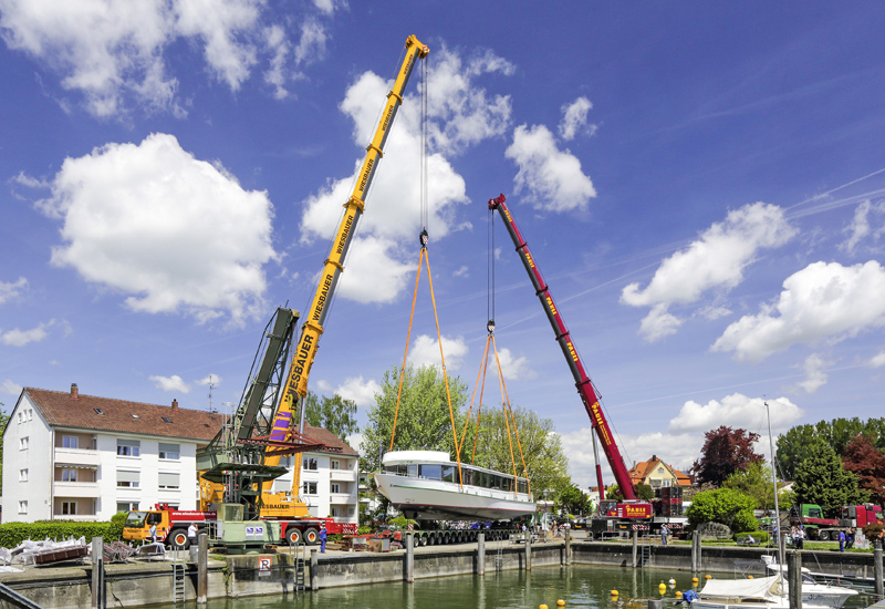 Liebherr mobile duo launches 100-tonne motor ship