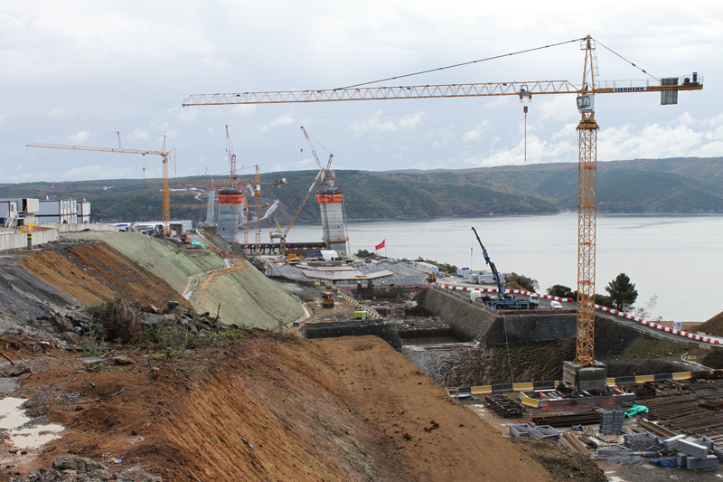 Liebherr cranes work at Third Bosphorus Bridge