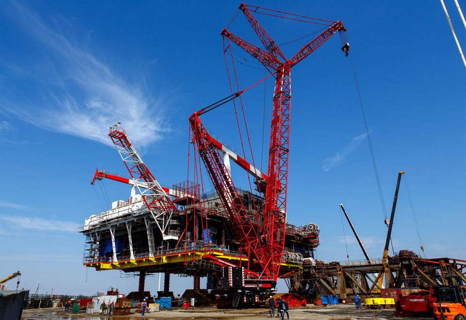 Mammoet completes loadout of 7,400-tonne offshore platform