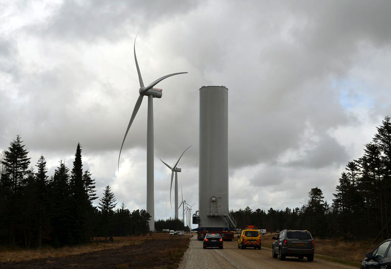 Mammoet shifts record 700 tonnes of wind turbine