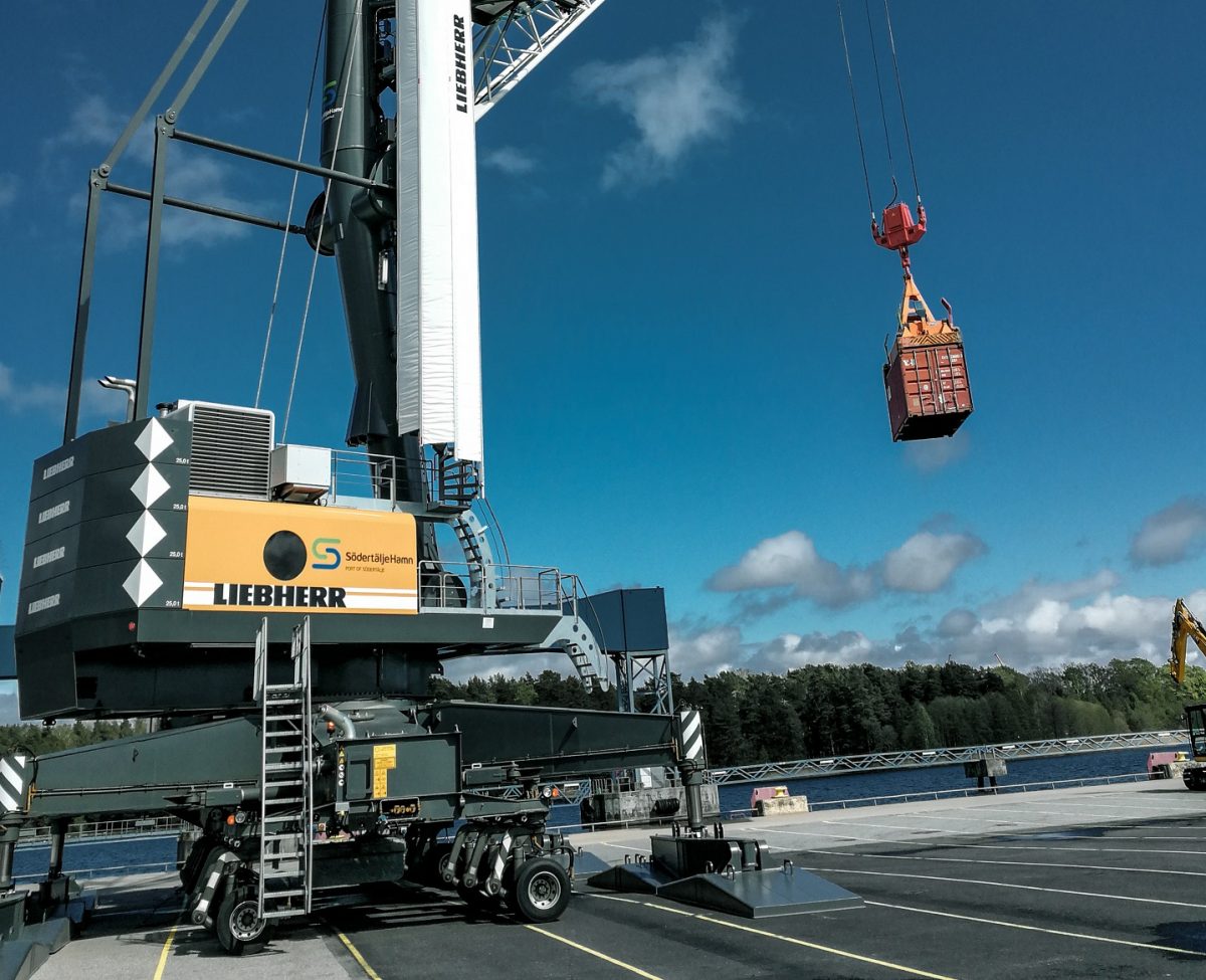 Port in Sweden runs the first Liebherr mobile harbour crane with fossil-free diesel