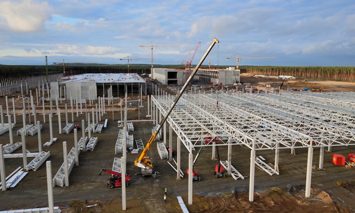 Tadano all-terrain cranes handle continuous lifts and space limitations at Tesla’s Gigafactory construction site in Germany