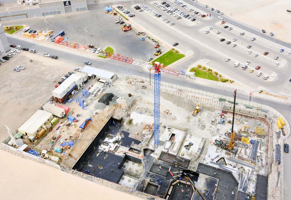 Klampfer erects Raimondi flat-top crane in Sharjah