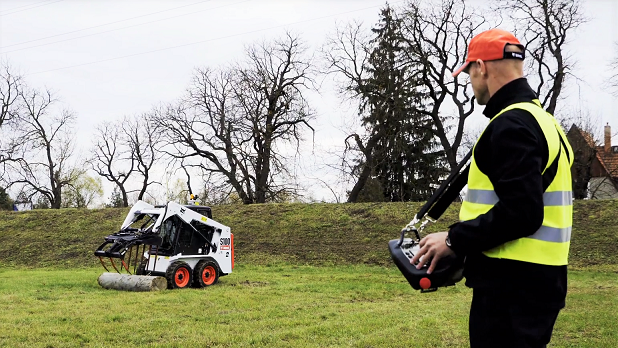 Bobcat Attachments Expand with Loader Remote Control