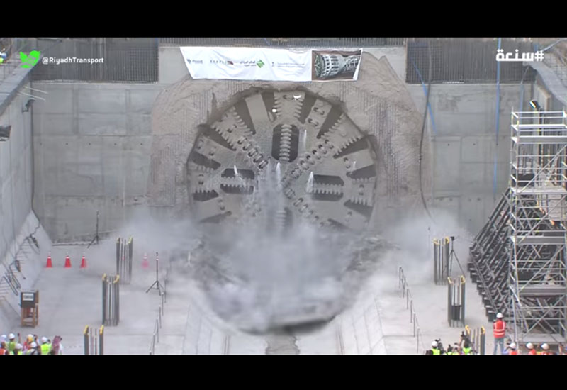 Video: 2,000t TBM arrives at Riyadh Metro station