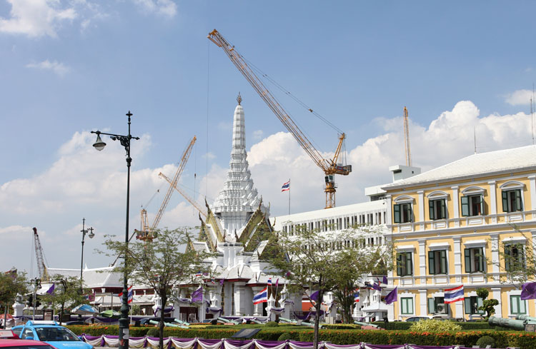 Four Liebherr luffers lift Thai Supreme Court