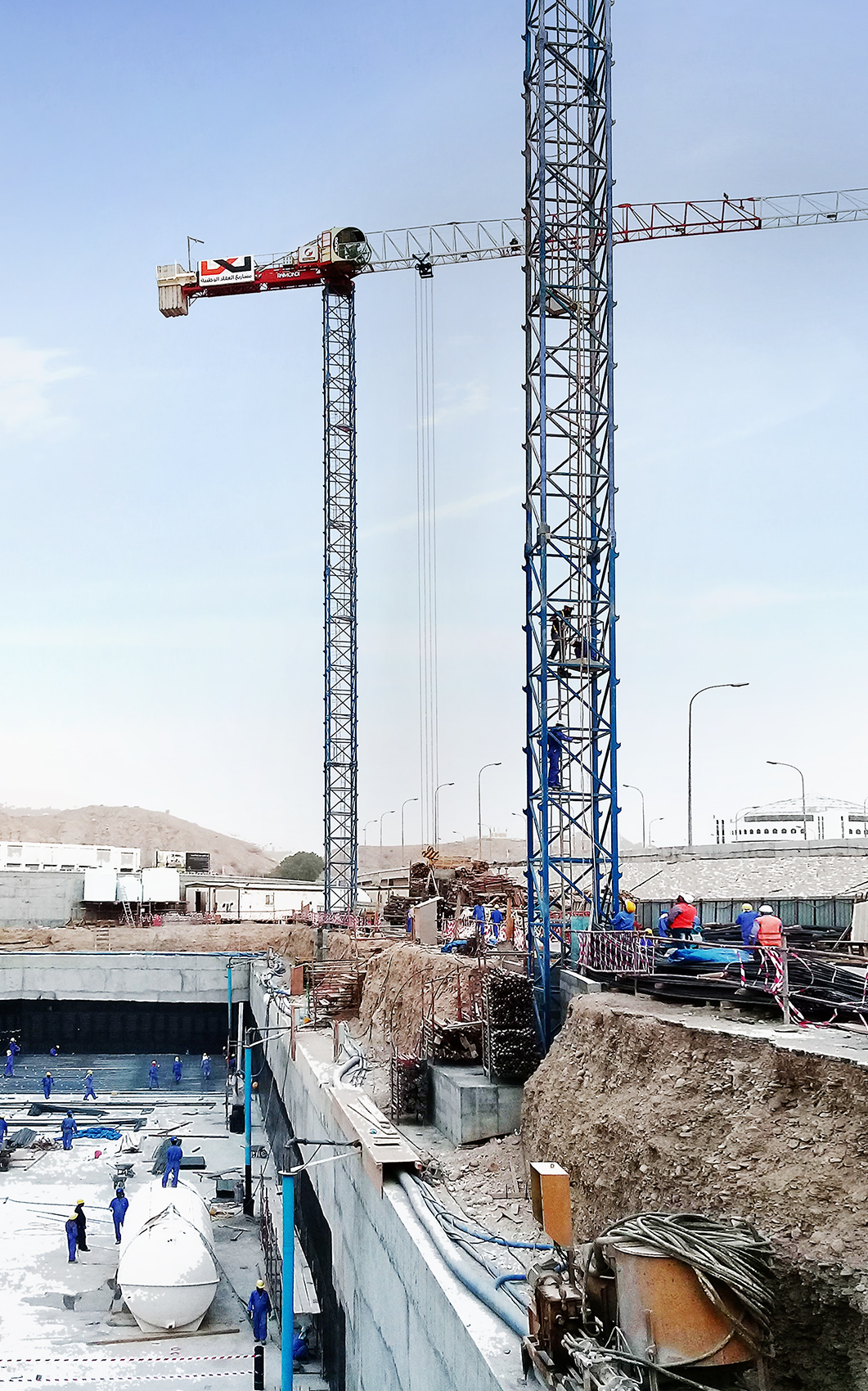 Al Akkad National Projects erects two Raimondi MRT111 topless tower cranes at Al Khaiat Building project