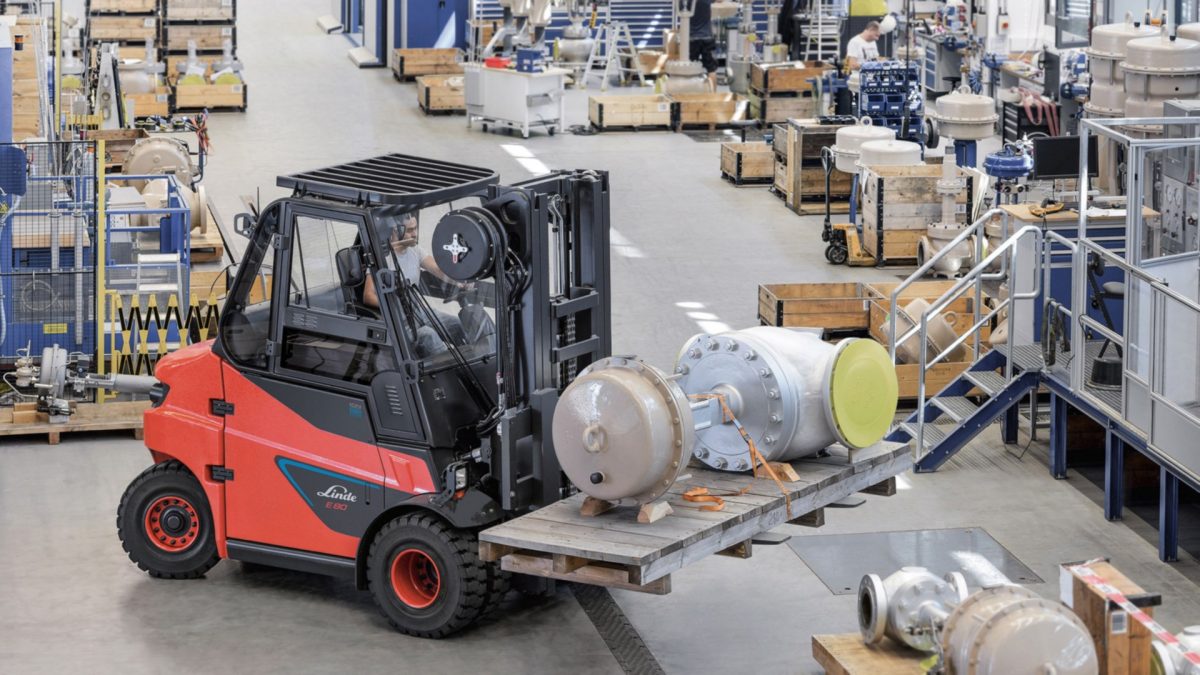 Linde expands forklift range powered with Lithium-ion batteries - PMV ...