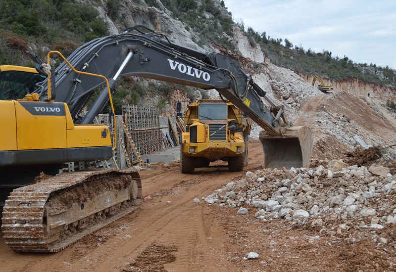 Volvo CE fleet helps out on Boqaata dam in Lebanon