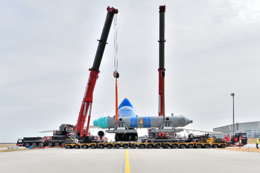 Mammoet tandem lifts 140-ton heat boilers on world’s largest cargo plane