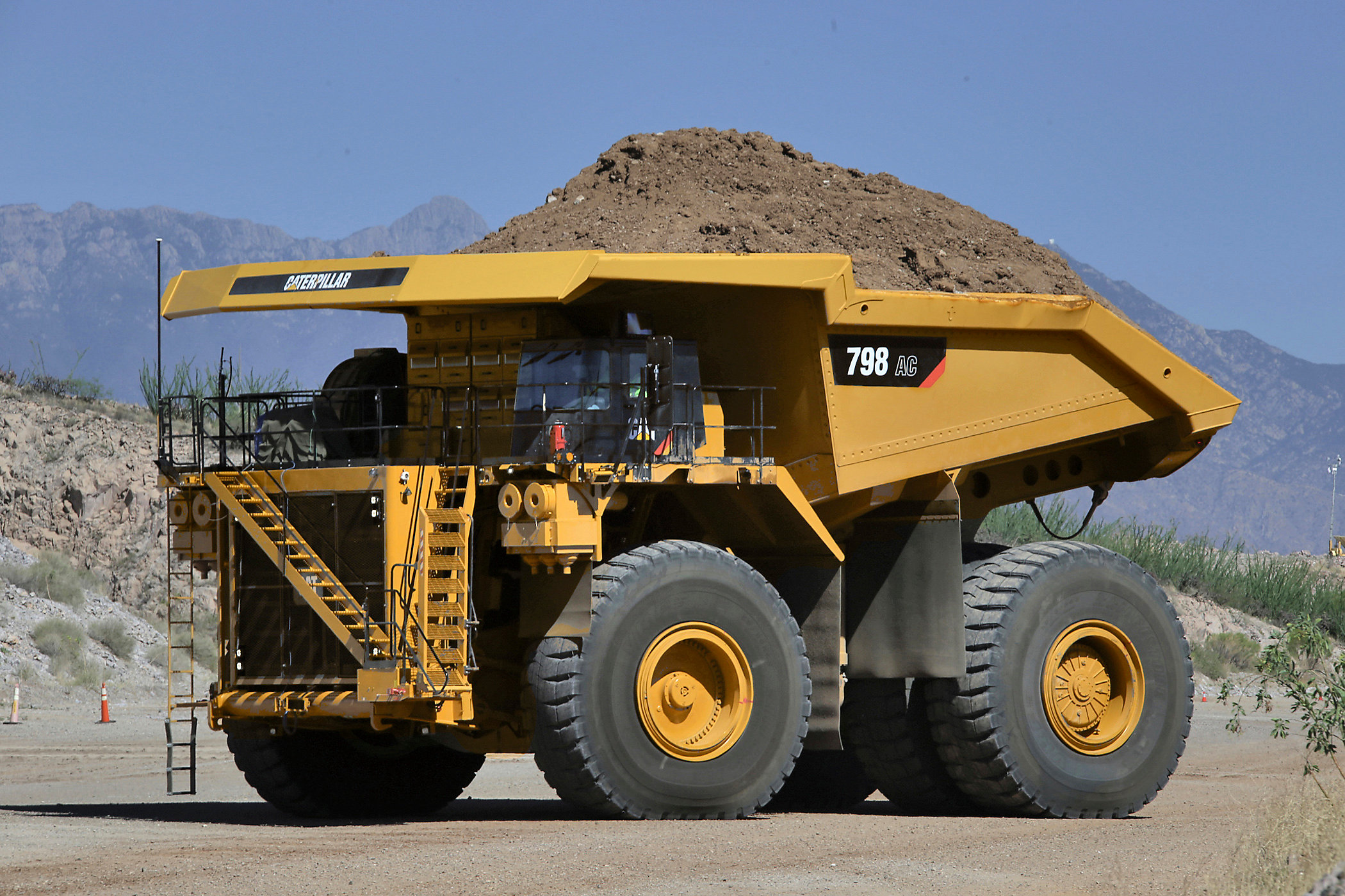 Caterpillar launches electric-drive, 326-tonne and 372-tonne mining ...