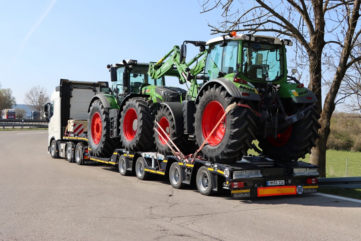 Goldhofer’s Stepstar self-tracking semi lowloader is now available with wheel recesses for the construction industry