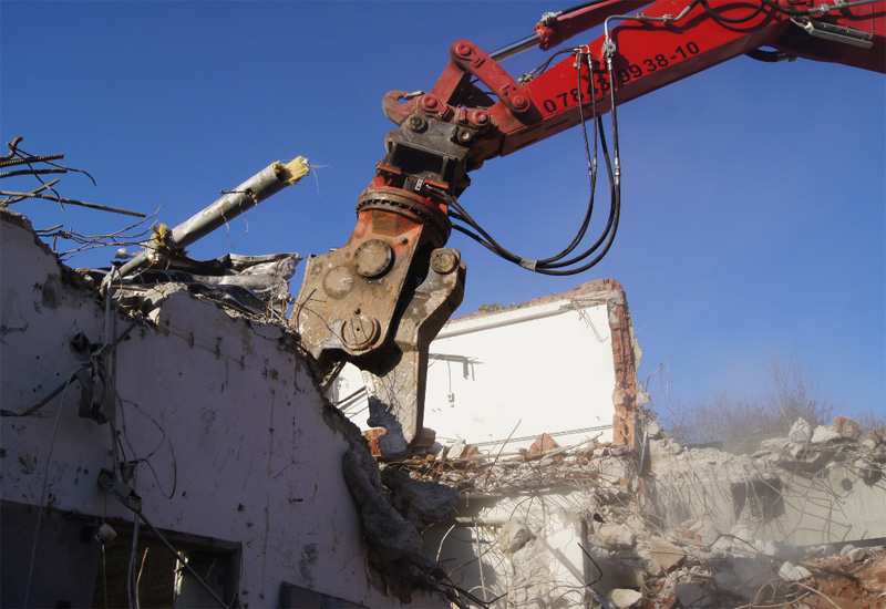 Robi and Montabert discuss demolition attachments