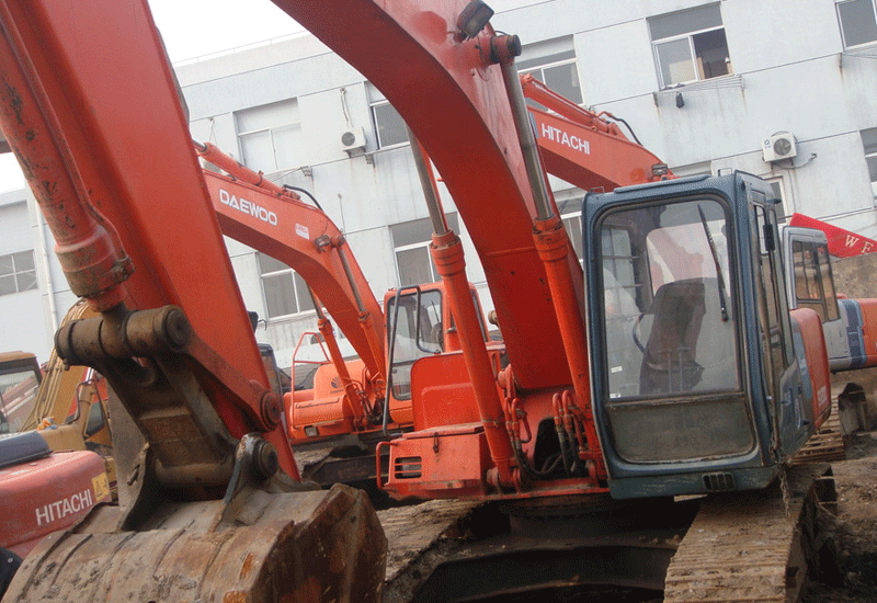 Hitachi slashes Chinese excavator production