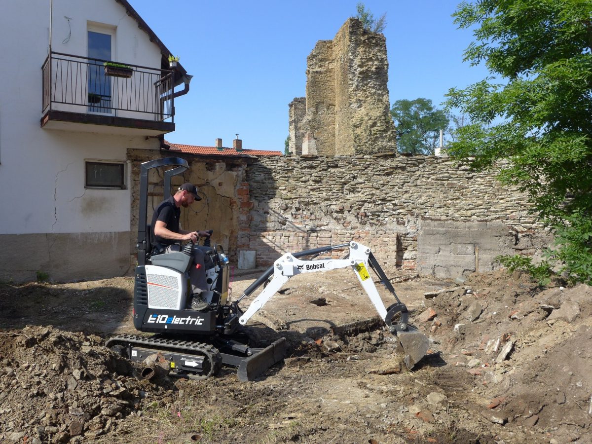 Bobcat E10e mini excavator helps uncover archaeological secrets