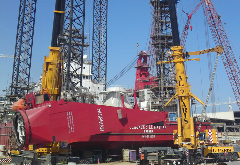 World's strongest mobile crane in 'Leviathan' lift