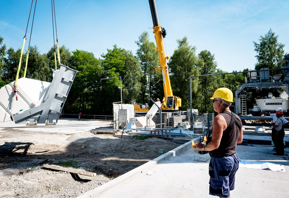 Liebherr mobile crane erects mixing plant via remote control